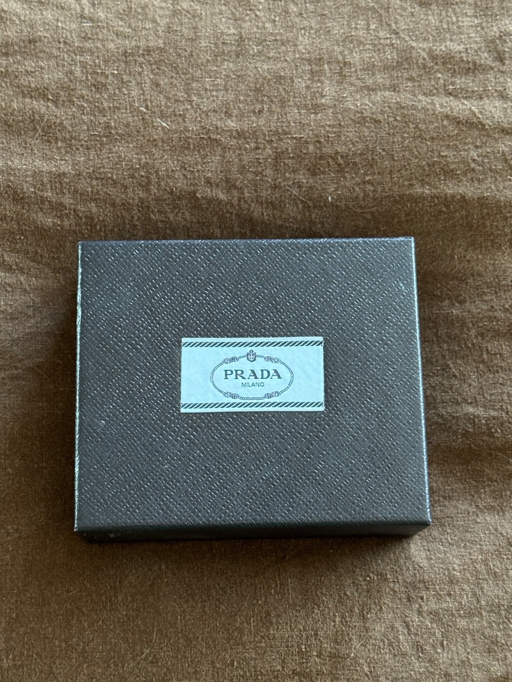 Prada Red Leather Card Holder with Gold Logo - Picture 4 of 4